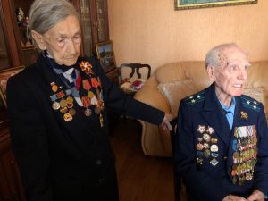 Бойцы поискового отряда АГТУ "Подвиг" посетили ветеранов